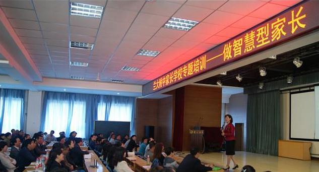 何虹潔授課見(jiàn)證